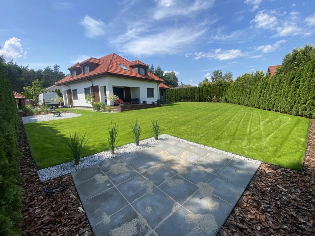 Pierwsze koszenie młodego trawnika po kompleksowej budowie ogrodu